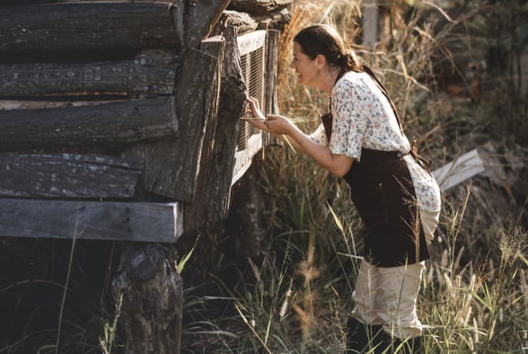 farmer-collecting-eggs-from-the-chicken-coop-u628jzl